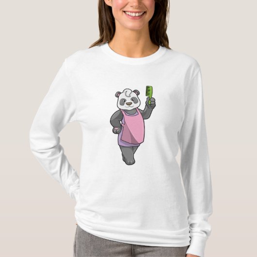 パンダがヘアデザイナーとしてコームを使用 Tシャツ (正面)