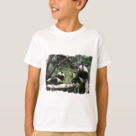 パンダが子どもの汗シャツを着る Tシャツ (正面)