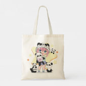 パンダのおもちゃに囲まれた愛らしいアニメの少女 トートバッグ (裏面)