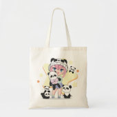 パンダのおもちゃに囲まれた愛らしいアニメの少女 トートバッグ (正面)
