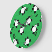 パンダの草の上に寝る ラージ壁時計 (傾斜)