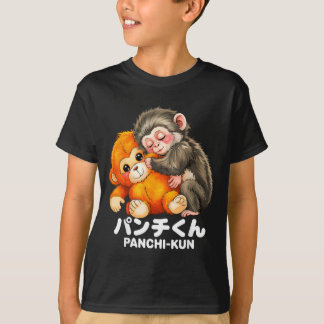 パンチくんがぬいぐるみの赤ちゃんマカクザルを抱っこ Tシャツ