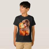 パンチする赤ちゃんのサル Tシャツ (正面フル)