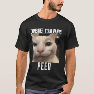 パンツがおかしくおしっこしたかも おかしい猫 ミーム 楽しいミーム Tシャツ