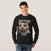 パンツがおかしくおしっこしたかも 猫の面白いミーム Tシャツ (正面フル)