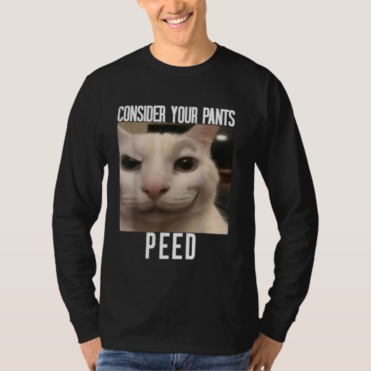 パンツがおかしくおしっこしたかも 猫の面白いミーム Tシャツ (正面)
