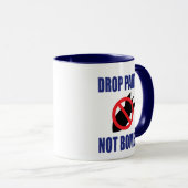 パンツを落とせ、爆弾を落とすな - 面白い反戦スローガン マグカップ (正面右)