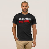 パンツを落とせ、爆弾を落とすな - 面白い反戦スローガン Tシャツ (正面フル)