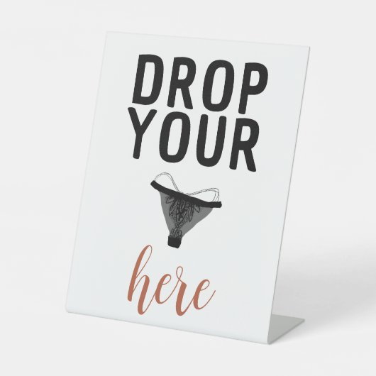 パンティーをここに置きなさい 台座サイン (正面)