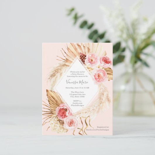 パンパスグラスのピンクの水色フローラボホベビーガール インビテーションポストカード (スタンド正面)
