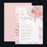 パンパスグラス |ピンクローズ開花70thバースデーパーティー 招待状<br><div class="desc">水色お洒落乾燥ピンクのバラ、パンパスグラスとパームの葉フローラ70th Birthday Party"女性の誕生日デザイン。複合デザイン別休日ハートデザイン（権利留保）。</div>