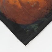 パンプキンに住むハロウィーンパピヨンパピー フリースブランケット (角)