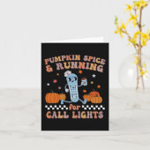 パンプキンスパイスとコールライトに向かって走るER看護師 カード (黄色い花)