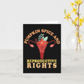 パンプキンスパイスと生殖権 秋のフェミニズム カード (黄色い花)