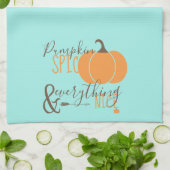 パンプキンスパイスをテーマにした秋またはハロウィーンの装飾 キッチンタオル (折り畳み)
