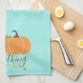 パンプキンスパイスをテーマにした秋またはハロウィーンの装飾 キッチンタオル (四つ折り)