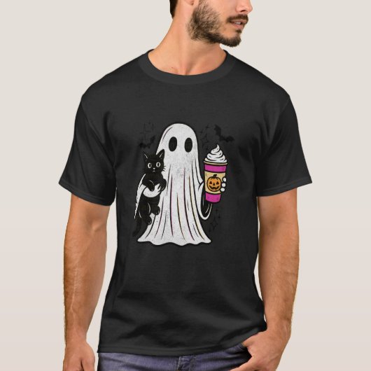 パンプキンスパイスラテの幽霊が黒猫を持つハロウ Tシャツ (正面)
