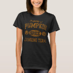 パンプキンスパイス飲みチームハロウィーン Tシャツ<br><div class="desc">スタイル：女性の基本Tシャツこの基本Tシャツは女性の形にフィットリラックスす。100%コットンで作られたTシャツは、丈夫で柔らかく素晴らし、あなたはもしはワードローブのホチキスを探しカジュアルている。</div>