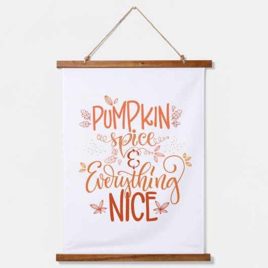 パンプキンスパイス&オールナイス 吊り下げ型タペストリー (正面)