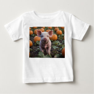 パンプキンパッチで子ぶたのように幸せだった ベビーTシャツ