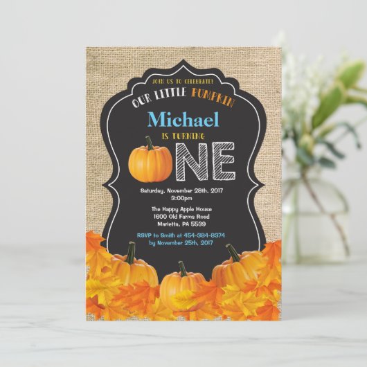 パンプキンボーイファースト誕生日招待状ブルーバーラップ 招待状 (スタンド正面)