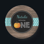 パンプキン秋ファーストバースデーパーティ紙プレート ペーパープレート<br><div class="desc">カボチャ秋第1誕生日パーティー紙プレート。木目の素朴黒板の背景</div>