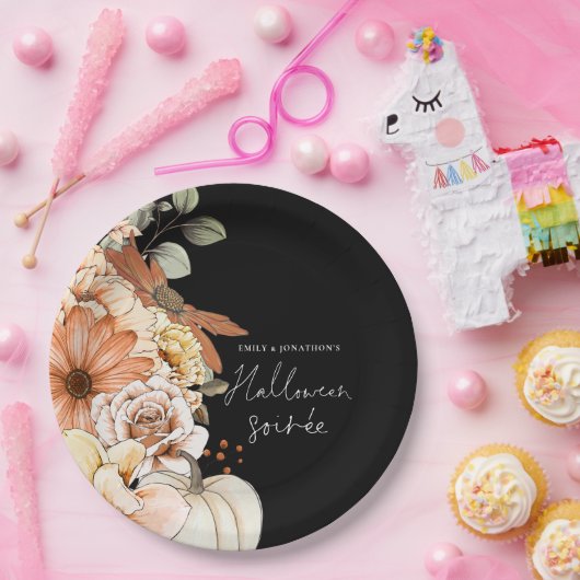 パンプキン秋花模様スクリプトハロウィンソイラーブラック ペーパープレート (パーティー)