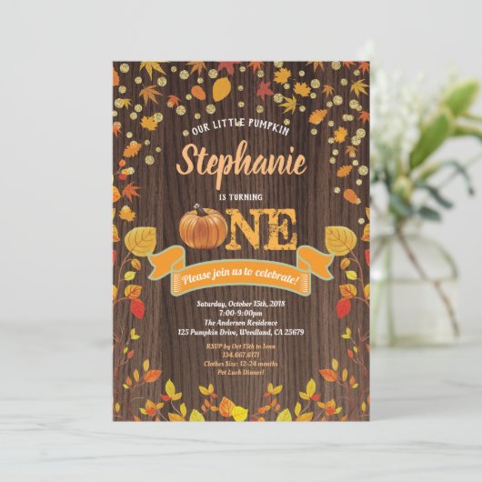 パンプキン1歳の誕生日の招待状。素朴木材 招待状 (スタンド正面)