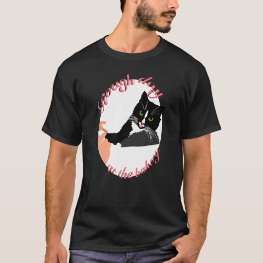 パン屋での厳しい一日 (白背景) 猫たち Tシャツ (正面)