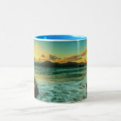 パン屋のビーチの日没 ツートーンマグカップ (中央)