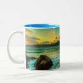 パン屋のビーチの日没 ツートーンマグカップ (左)
