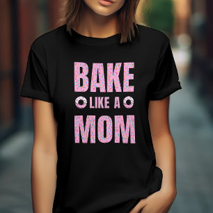 パン屋のママのようなピンクベーキング Tシャツ