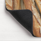 パン屋の窓のディスプレイのパンの眺め マウスパッド (コーナー)