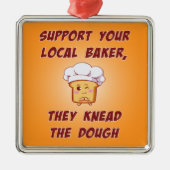 パン屋を手伝って生地をこねる メタルオーナメント (正面)