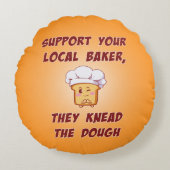パン屋を手伝って生地をこねる ラウンドクッション (正面)