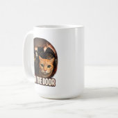 パーカーを着た猫がドアを開ける コーヒーマグカップ (正面左)