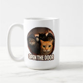 パーカーを着た猫がドアを開ける コーヒーマグカップ (左)
