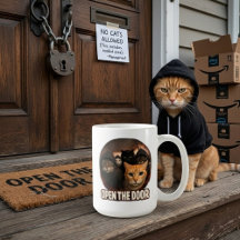 パーカーを着た猫がドアを開ける
