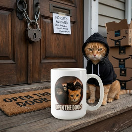 パーカーを着た猫がドアを開ける コーヒーマグカップ