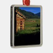 パークシティ、ユタの近くの古い丸太の家屋敷。 (P.R.) メタルオーナメント (右)