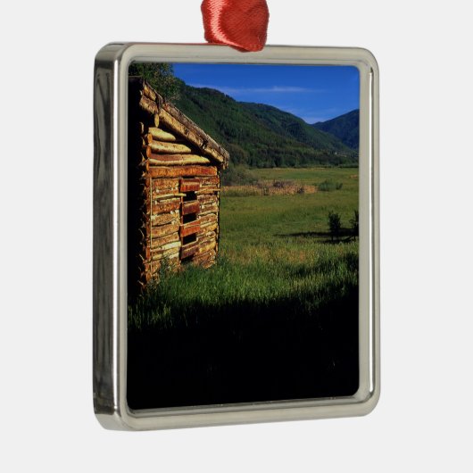パークシティ、ユタの近くの古い丸太の家屋敷。 (P.R.) メタルオーナメント (右)