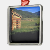 パークシティ、ユタの近くの古い丸太の家屋敷。 (P.R.) メタルオーナメント (左)