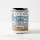 パーソナライインスパイアズのビーチシーンのマグカップ ツートーンマグカップ (中央)