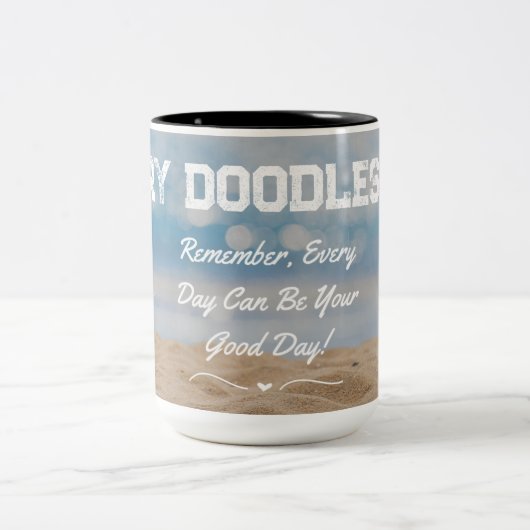 パーソナライインスパイアズのビーチシーンのマグカップ ツートーンマグカップ (中央)