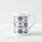 パーソナライズされたいかりボートホイストライプのール ボーンチャイナマグカップ (右)