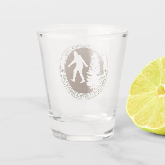 パーソナライズされたおもしろいサスカッチ ショットグラス (裏面)