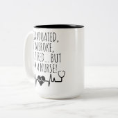 パーソナライズされたおもしろいナース卒業マグナース ツートーンマグカップ (正面左)