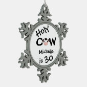 パーソナライズされたおもしろい聖牛30ユーモアのある誕生日 スノーフレークピューターオーナメント (左)