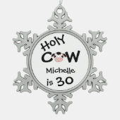 パーソナライズされたおもしろい聖牛30ユーモアのある誕生日 スノーフレークピューターオーナメント (正面)