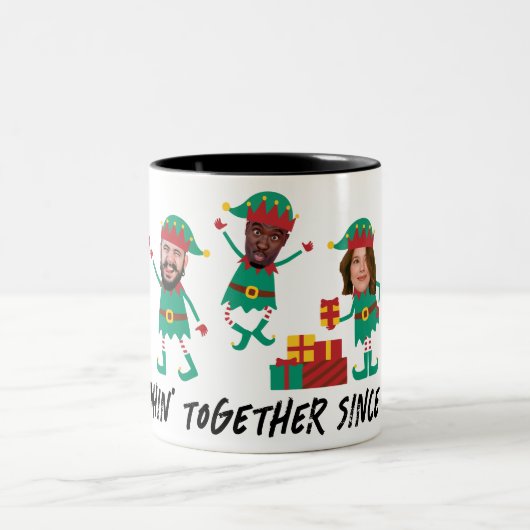 パーソナライズされたおもしろい顔写真クリスマス小妖精や小人 ツートーンマグカップ (中央)